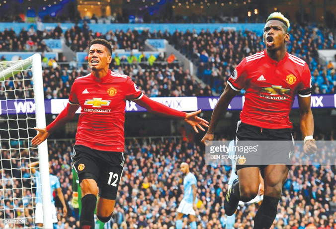 Pogba (phải) và Smalling là người hùng của trận đấu.