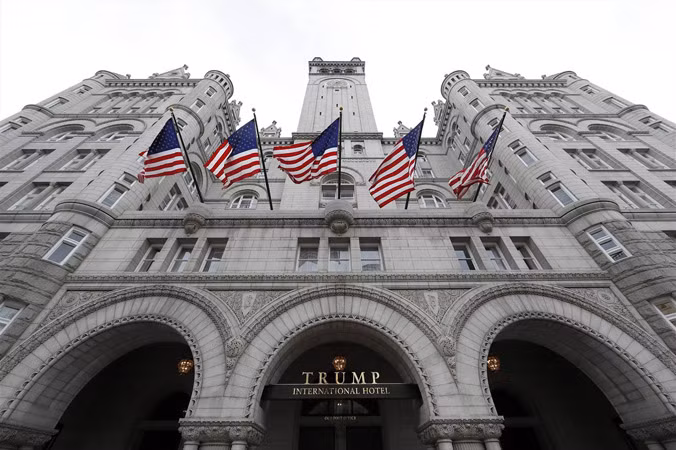 Mặt tiền khách sạn quốc tế Trump tại Washington D.C. Ảnh: AP
