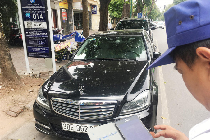 Sau 8 tháng triển khai, các điểm đỗ xe theo iParking trên nhiều tuyến phố hiện nay chỉ nhận thanh toán được với mạng điện thoại Viettel.