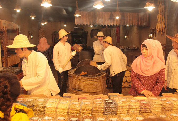 Trước khi mua các loại thức ăn, du khách được vào bếp xem toàn bộ quá trình chế biến. Trong ảnh: Một tiệm làm bánh tại chợ ẩm thực thành phố Tây An đưa cả gian bếp ra phía trước để du khách tiện theo dõi​. Ảnh: Thanh Trần.