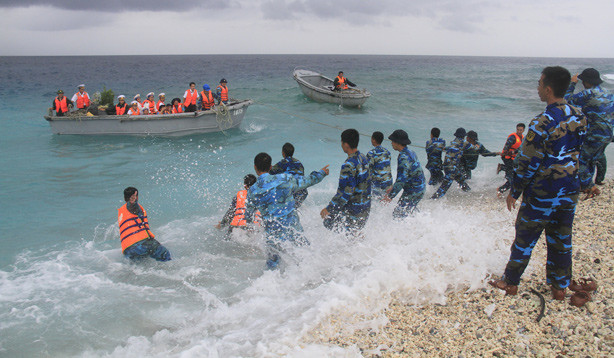 Kéo xuồng vào đảo An Bang ngày biển động. Ảnh: Trường Phong.