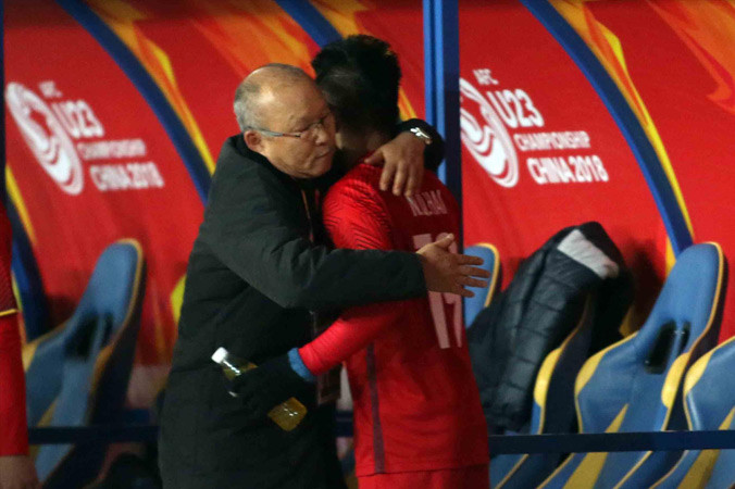 HLV Park Hang Seo chúc mừng Quang Hải sau khi rút anh khỏi sân ở trận U23 Việt Nam đánh bại U23 Úc. Ảnh: Hữu Phạm.