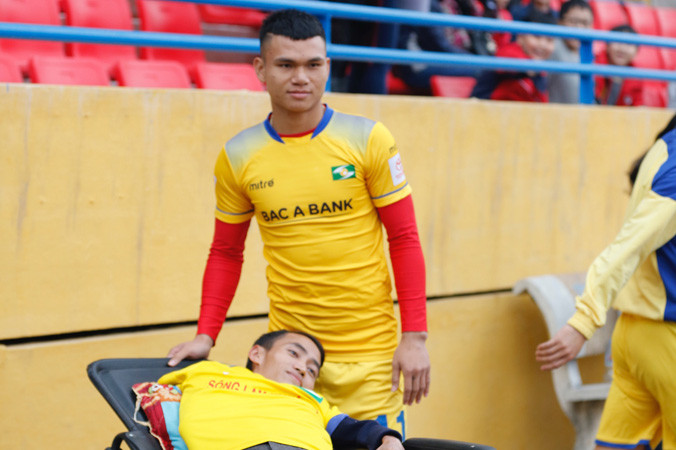 Cổ động viên Nguyễn Bá Kỳ chụp ảnh với Phạm Xuân Mạnh. Ảnh: Hồng Vĩnh.