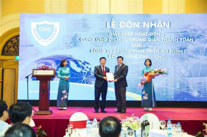 Nguyễn Văn Dương (bên trái)