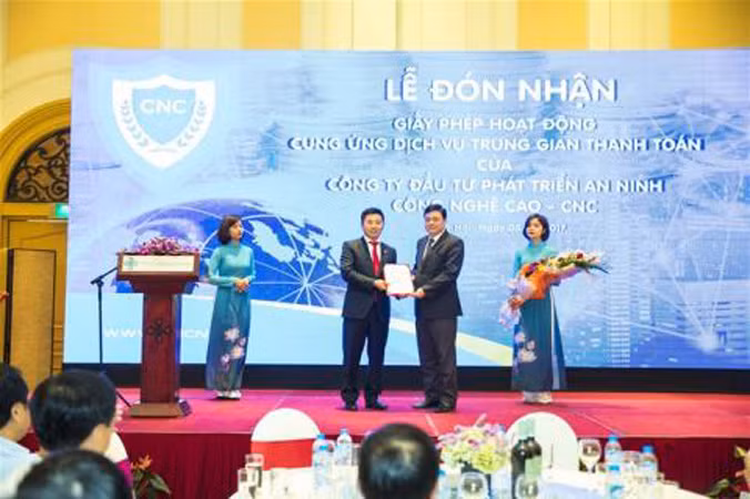 Nguyễn Văn Dương (bên trái)