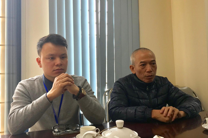 Hai cán bộ phụ trách xây dựng, địa chính trong buổi làm việc tại phường hôm 9/2/2018. (Bên phải là ông Cường, bên trái ông Quân).