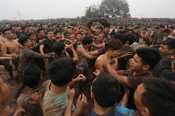 Màn tranh phết chiều 12 tháng Giêng tại hội Phết Hiền Quan. Ảnh: Hà Thư.