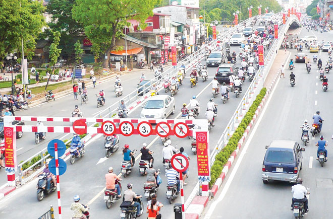 Cầu vượt Tây Sơn - Chùa Bộc, một trong nhóm 09 công trình cầu vượt thép xóa điểm đen ùn tắc sau khi được thông xe. Ảnh: T.Ðảng.