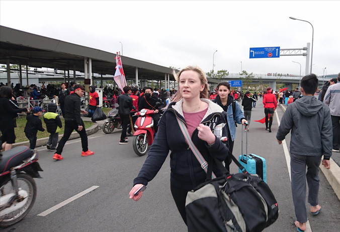 Nhiều khách quốc tế hốt hoảng lo lỡ chuyến bay nối chuyến. Ảnh: Lê Hữu Việt.