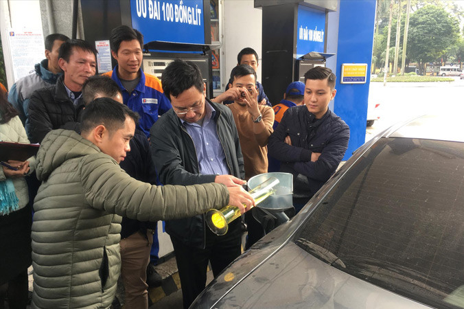 Đại diện các bên liên quan cùng thực nghiệm hút sạch và đổ lại đầy xăng cho xe Honda Accord từng tố cây xăng của Petrolimex gian lận. Ảnh: Tuấn Nguyễn.