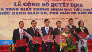Theo dự thảo, bắt đầu từ năm 2019, một trong những tiêu chuẩn bắt buộc để được phong GS, PGS là phải có công trình nghiên cứu đăng trên các tạp chí khoa học nổi tiếng trên thế giới như ISI/Scopus. Trong ảnh: Lễ phong GS, PGS năm 2012.