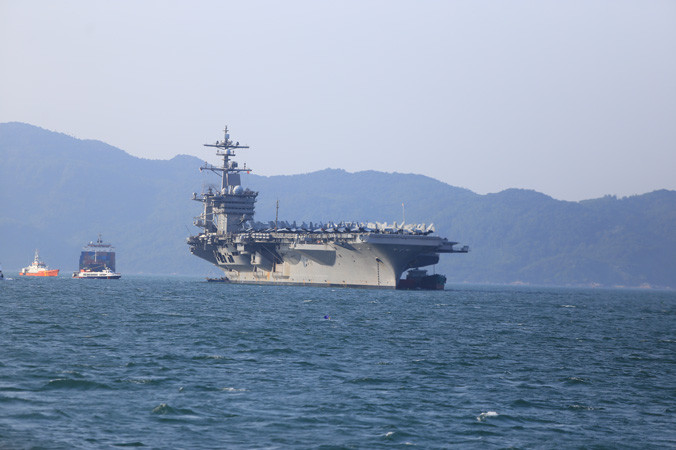 Tàu sân bay Mỹ Carl Vinson neo đậu tại vịnh Đà Nẵng hồi tháng 3​. Ảnh: Nguyễn Thành.
