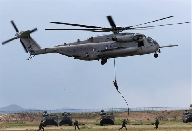 Lực lượng thuộc Lữ đoàn đổ bộ nhanh Nhật Bản tham gia tập trận chung với lính thủy đánh bộ Mỹ tại tỉnh Nagasaki ngày 7/4. Ảnh: Issei Kato.