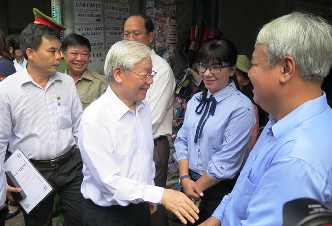 Tổng Bí thư Nguyễn Phú Trọng ân cần thăm hỏi sức khỏe gia đình ông Trần Văn Lai và bà con chòm xóm.