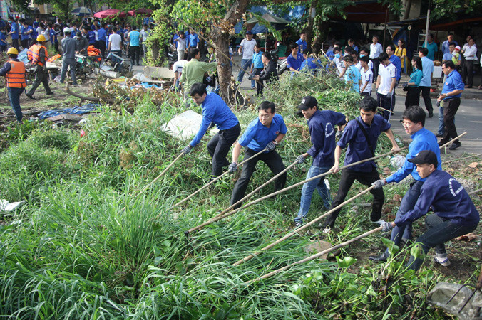 Bí thư thứ nhất T.Ư Đoàn Lê Quốc Phong (thứ 2 từ trái qua) cùng các bạn trẻ ở TPHCM tham gia cải tạo cảnh quan môi trường thành phố. Ảnh: N.T