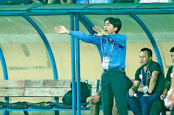 HLV Miura phải gánh vác thêm trách nhiệm ở CLB TPHCM sau khi Lê Công Vinh bất ngờ chia tay. Ảnh: VSI.