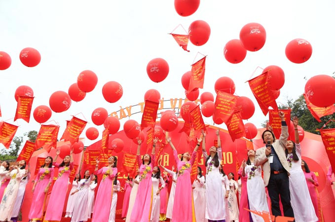 Thả thơ trong ngày Thơ Việt Nam lần thứ XV. Ảnh: Như Ý.