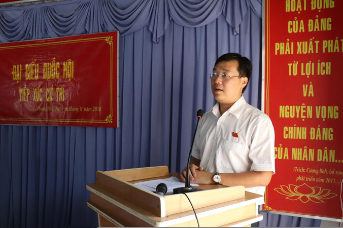 Bí thư thứ nhất T.Ư Đoàn Lê Quốc Phong tại buổi tiếp xúc với cử tri Bình Thuận. Ảnh: Quế Hà.