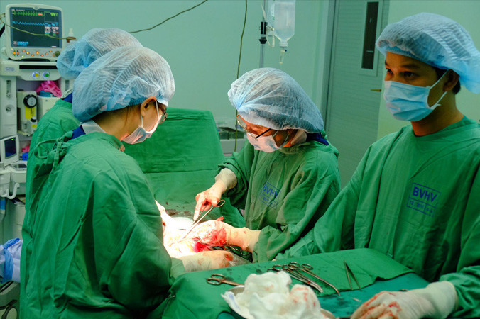 Sản phụ sinh tại bệnh viện an toàn khi được các bác sĩ chăm sóc.