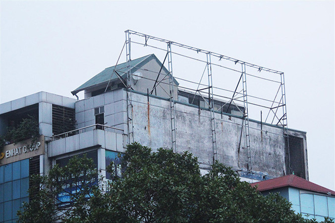 Biển quảng cáo trơ khung sắt tại ngã 5 Lê Duẩn - Kim Liên.