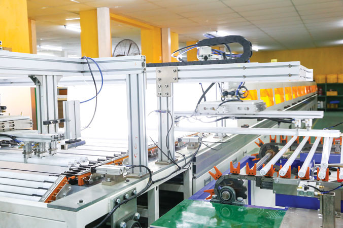 Sản xuất đèn Led Tube tự động tại Công ty Rạng Ðông.