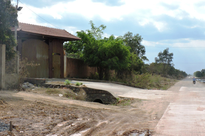 Đường bê tông làm đến “biệt phủ” ông Quang thì dừng.