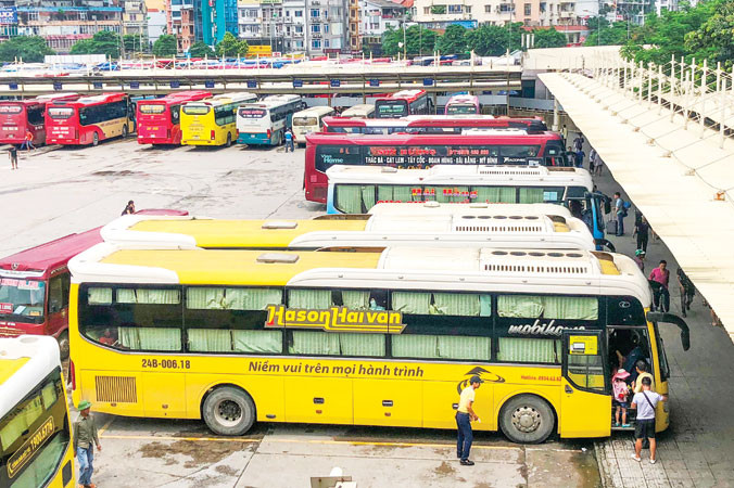 Cùng với xe có khu đón - trả khách, hành khách đi lại tại các bến của Cty Cổ phần bến xe Hà Nội còn có mái che.