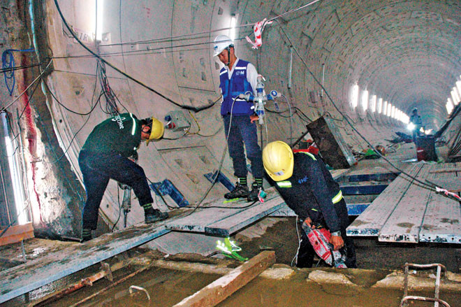 Thi công trong hầm khi trên mặt đất vẫn mưa dữ dội. Ảnh: Trần Nguyễn Anh.