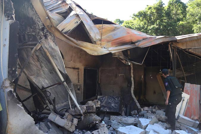 Lực lượng chức năng khám nghiệm hiện trường.