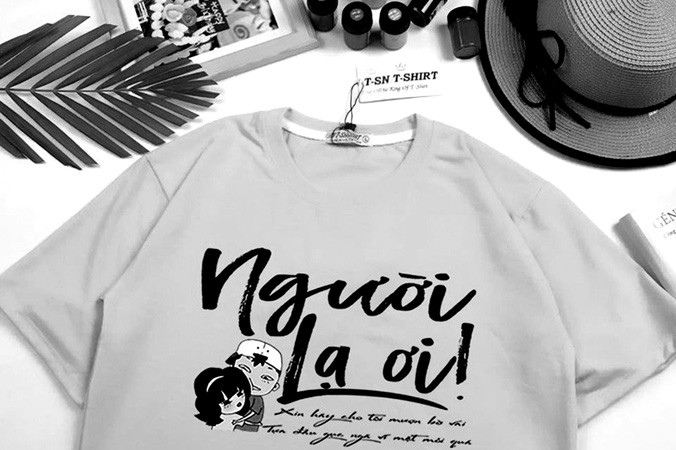 “Người lạ ơi” sau khi phát hành không lâu đã đi thẳng từ sân khấu ra đời thường với hàng loạt sản phẩm và phong trào ăn theo.