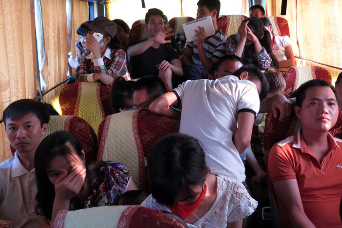 Một chuyến xe nhồi khách. Ảnh: Quang Thế.