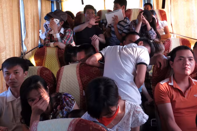 Một chuyến xe nhồi khách. Ảnh: Quang Thế.