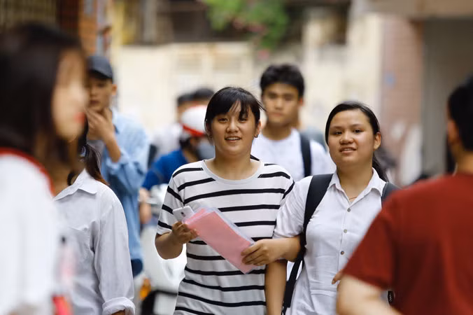Thí sinh làm thủ tục dự thi THPT quốc gia 2018 tại trường THPT Phú Xuyên, Hà Nội.