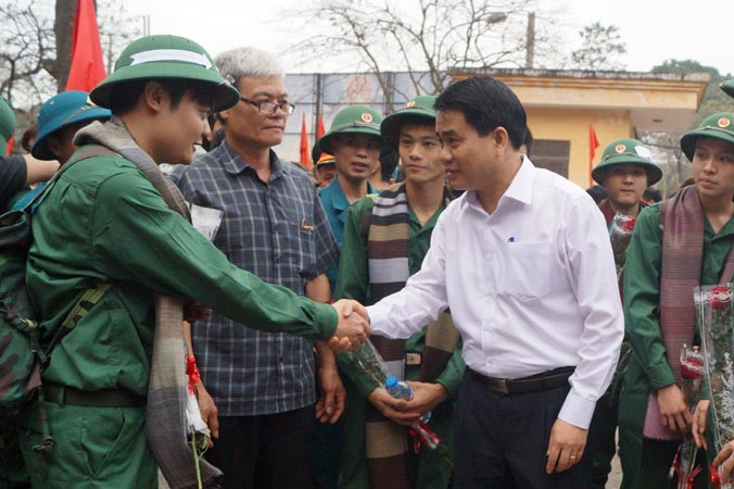 Ông Nguyễn Đức Chung, Chủ tịch UBND, Chủ tịch Hội đồng Nghĩa vụ quân sự thành phố Hà Nội động viên thanh niên Thủ đô lên đường tòng quân, sáng 5/3. Ảnh: Mạnh Lâm.