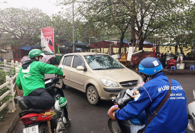 Cuộc “hôn phối” giữa Uber và Grab đã đưa Grab lên nắm quyền kiểm soát thị trường xe công nghệ. Ảnh: Bảo An.