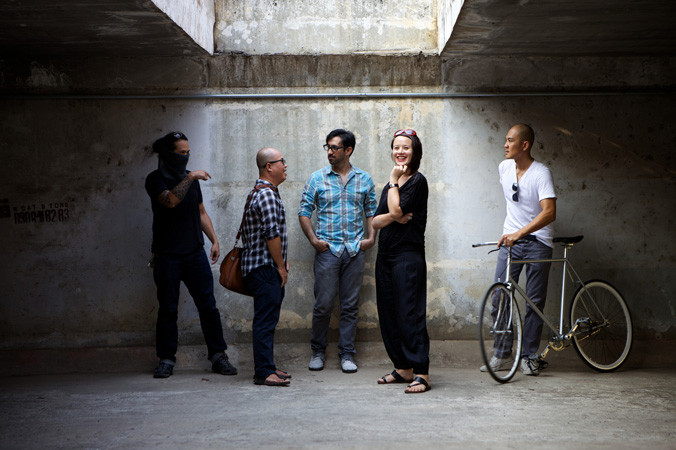 Zoe Butt (thứ hai từ phải sang) lấy kinh nghiệm của chính mình để dạy người đi sau cách xin tài trợ làm tác phẩm. Ảnh: Minh Mint.