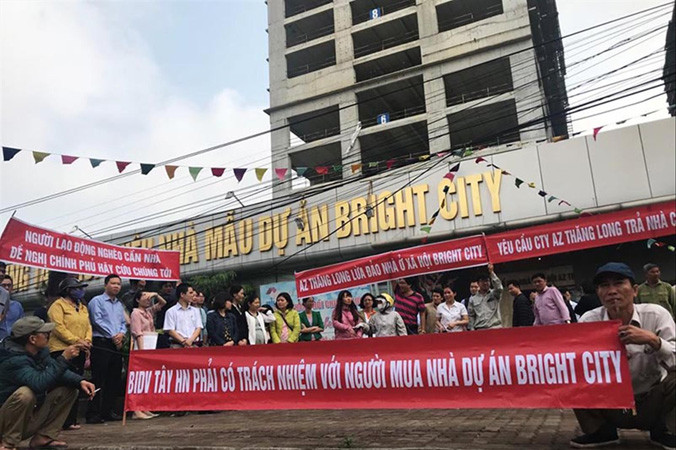 Người dân căng băng rôn phản đối chủ đầu tư Bright City.