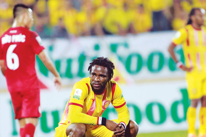 Nỗi buồn của ngoại binh Nam Định khi đội nhà liên tiếp hứng chịu thất bại từ đầu mùa giải . Ảnh: VSI.