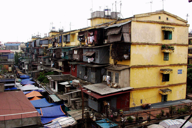 Chiểu theo đề xuất đánh thuế tài sản nhà đất có giá trị từ 700 triệu trở lên, rất có thể người dân sống trong các căn hộ của khu tập thể cũ nát như thế này cũng sẽ phải đóng thuế. Trong ảnh: Khu tập thể Quỳnh Mai, Hà Nội. Ảnh: Hồng Vĩnh.