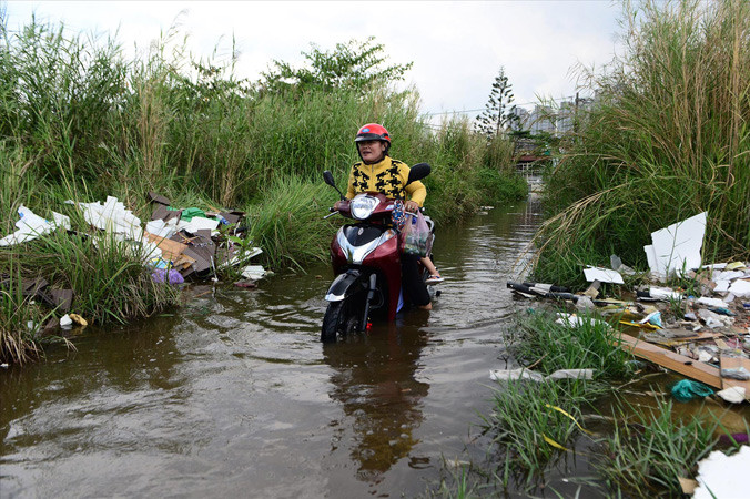 Người dân Thủ Thiêm tạm cư trong cảnh sống chung với ngập nước, ô nhiễm và hiểm họa bệnh tật. Ảnh: H.T