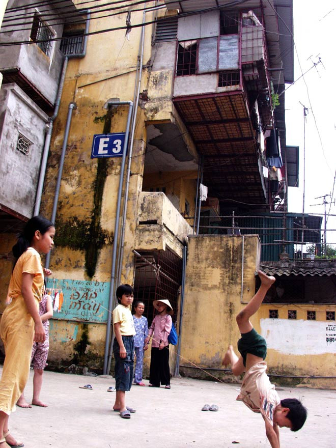 Chung cư cũ Quỳnh Mai, Hà Nội. Ảnh: Hồng Vĩnh.