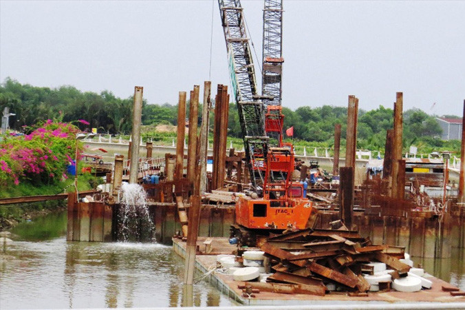 Chủ đầu tư đã cho ngưng thi công các công trình vì chưa được giải ngân vốn. Ảnh: Ngô Bình.