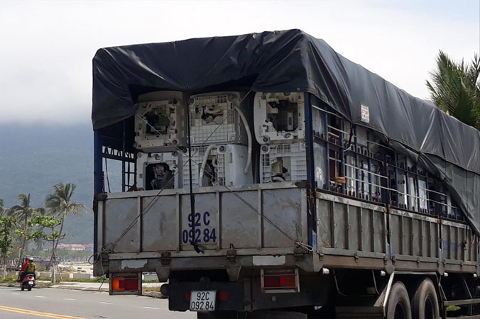 Một số hàng lậu bị phát hiện trong vụ án.