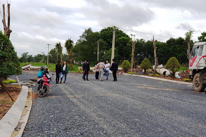 Người dân đổ xô đi mua đất nền trong cơn sốt giá.