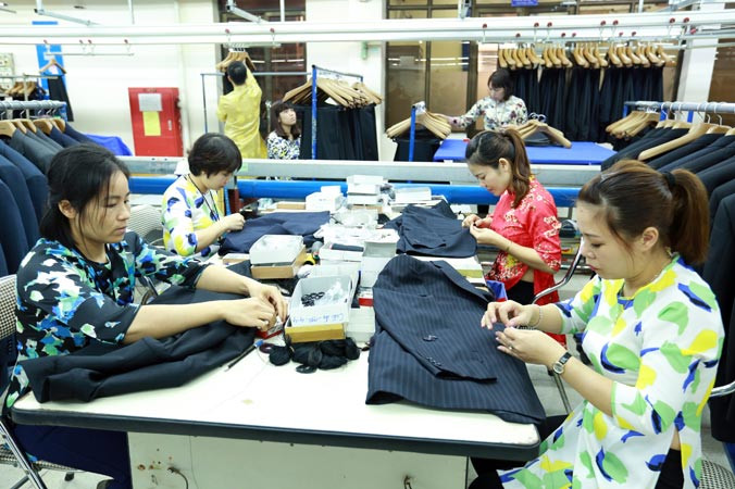 Công nhân trong giờ làm việc tại một công ty may mặc Hà Nội. Ảnh: Nhật Minh.