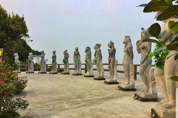 Tượng 12 con giáp lại được đeo lá nho, chùm nho tại Hòn Dấu, Đồ Sơn. Ảnh: H.D