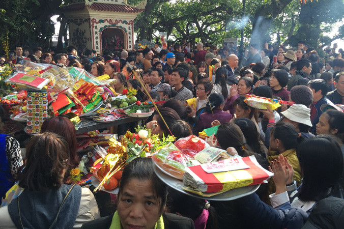 Nhiều người dân chen lấn cúng vàng mã ở Phủ Tây Hồ (Hà Nội). Ảnh: Hồng Vĩnh.