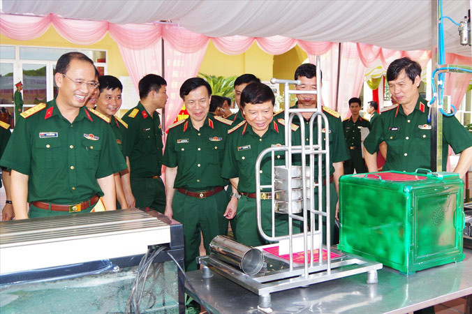 Các đại biểu về dự tọa đàm tham quan khu trưng bày sáng kiến, cải tiến mô hình học cụ phục vụ nhiệm vụ huấn luyện và sản phẩm tăng gia của Sư đoàn 395, Quân khu 3.