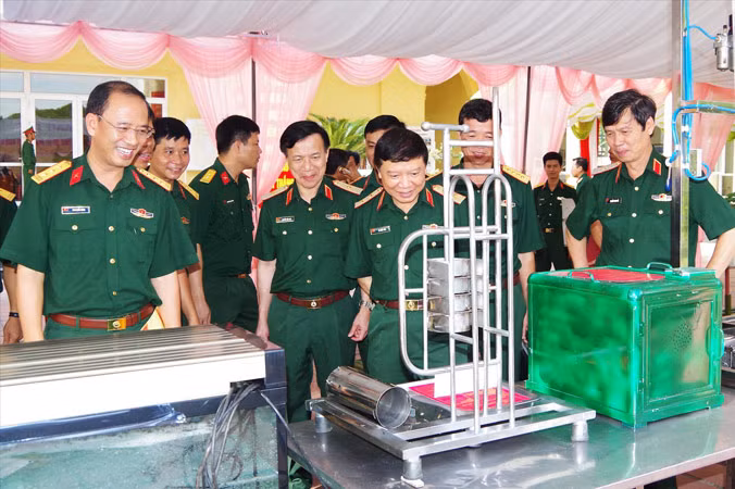 Các đại biểu về dự tọa đàm tham quan khu trưng bày sáng kiến, cải tiến mô hình học cụ phục vụ nhiệm vụ huấn luyện và sản phẩm tăng gia của Sư đoàn 395, Quân khu 3.