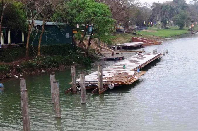 Công trình đường đi bộ ven nam sông Hương trong giai đoạn thi công.